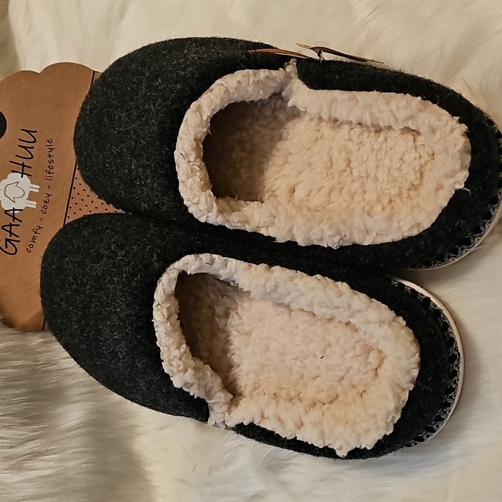 Gaa Huu womans sherpa lined slippers charcoal gray new with tags size 9 10